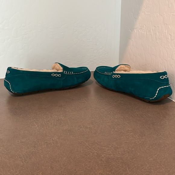 Ugg slippers size 7 - Picture 8 of 15